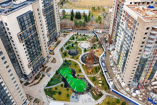 ЖК Scandis (Скандис) - Природные дворы на ВзлёткеМикрорайоне - природный оазис, аналогов которому в Красноярске нет. В Scandis агрессивная среда большого города максимально нейтрализована. Атмосфера слияния с природой достигается обилием деревьев и цветущих кустарников а также малых архитектурных форм в Эко-стиле.Застройщик - «ГСК «АРБАН», г. Красноярск
